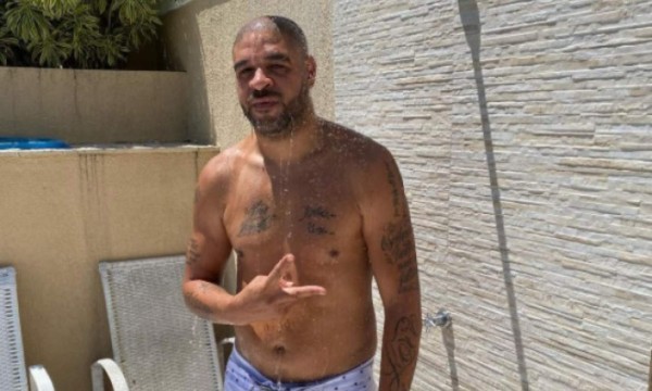 Así es la nueva vida de Adriano: vende su mansión por una millonada y se muda a un hotel; solo se llevó sus trofeos