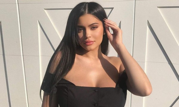¿Amanda Trivizas o Kylie Jenner? Ella es la chica de la foto con Jonathan dos Santos en su cama