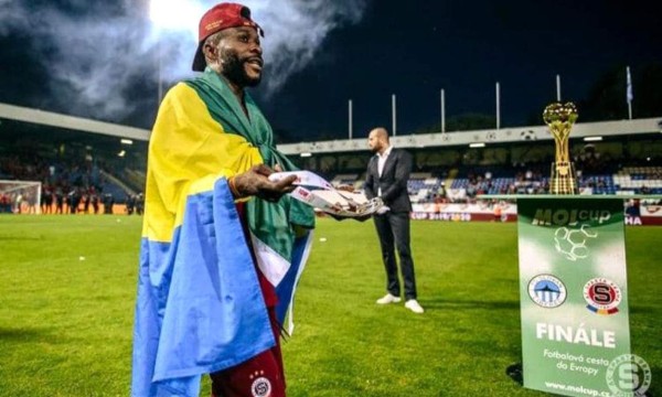 Todo un misterio: Guélor Kanga, el futbolista africano que nació en 1990... ¡pero su madre falleció en 1986!