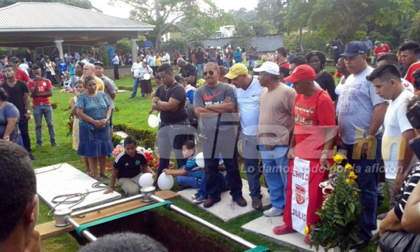FOTOS: Las desgarradoras imágenes del sepelio de Arnold Peralta