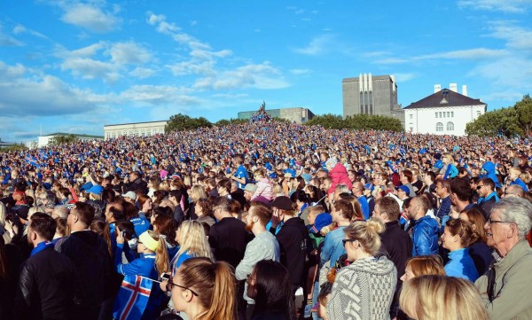 ¡Impresionante recibimiento de sus aficionados a los hérores de Islandia en la Eurocopa!