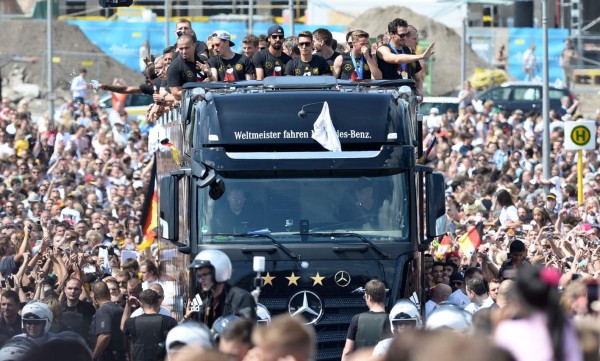 Una multitud eufórica recibe a Alemania en Berlín