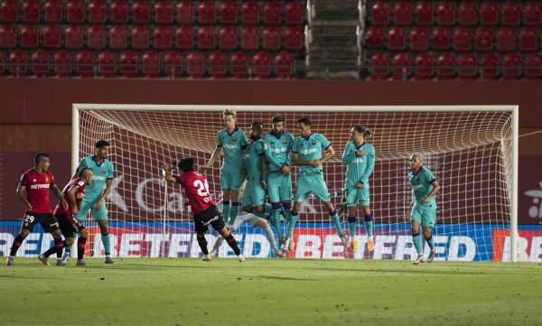 Fotos: Messi estrena peinado en la vuelta de LaLiga... ¡y aficionado se cuela en pleno partido sin mascarilla!
