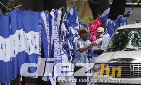 ¡Ufff! Eddie Hernández se quita la máscara y así se ve su ojo; ambiente en Honduras se calienta