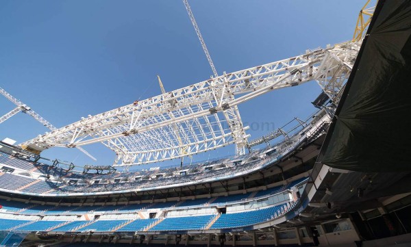 Nuevas imágenes de la transformación histórica del Bernabéu: Instalada la primera megacercha