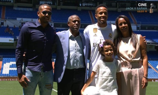 El gesto familiar, el beso al escudo del Real Madrid y la admiración de Militao en su presentación
