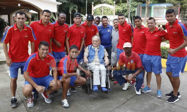 Así vive Chelato Uclés en Siguatepeque mientras se recupera