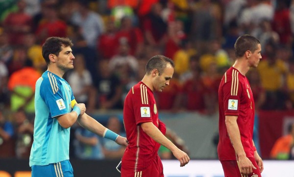. Rio De Janeiro (Brazil), 18/06/2014.- Spain's (L-R) goalkeeper Iker Casillas, Andres Iniesta and Fernando Torres leave the pitch after the FIFA World Cup 2014 group B preliminary round match between Spain and Chile at the Estadio do Maracana in Rio de Janeiro, Brazil, 18 June 2014. Chile won 2-0. (RESTRICTIONS APPLY: Editorial Use Only, not used in association with any commercial entity - Images must not be used in any form of alert service or push service of any kind including via mobile alert services, downloads to mobile devices or MMS messaging - Images must appear as still images and must not emulate match action video footage - No alteration is made to, and no text or image is superimposed over, any published image which: (a) intentionally obscures or removes a sponsor identification image; or (b) adds or overlays the commercial identification of any third party which is not officially associated with the FIFA World Cup) (Brasil, España, Mundial de Fútbol) EFE/EPA/OLIVER WEIKEN