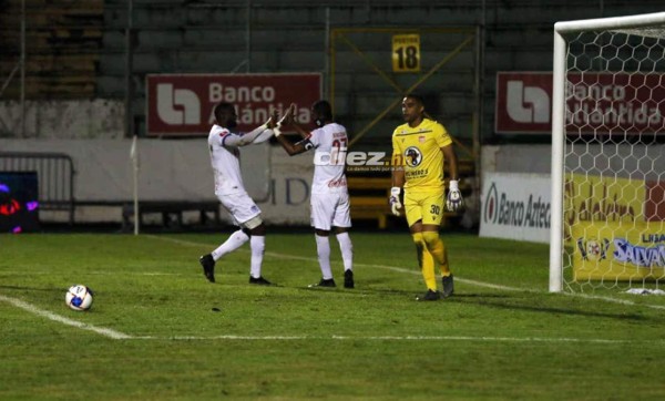 No se vio en TV: El lamento de Rony Martínez, reclamos de Buba López y la amarilla para Troglio