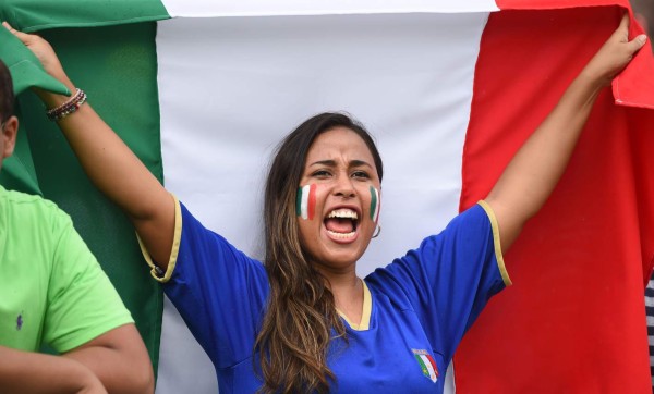 Gran ambiente en el duelo Italia vs Uruguay