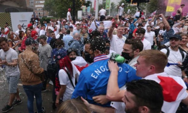Locura total en Wembley: Bellas inglesas, un crack en medio de los hinchas y actos vandálicos
