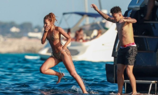 ¿Quién es la misteriosa mujer que disfruta de vacaciones junto a Jadon Sancho en Ibiza?