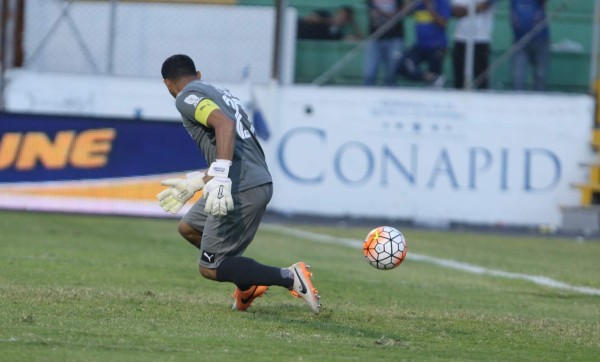 Fotos: Así fue la jugada en la que Noel Valladares se equivocó y corrigió un grave error