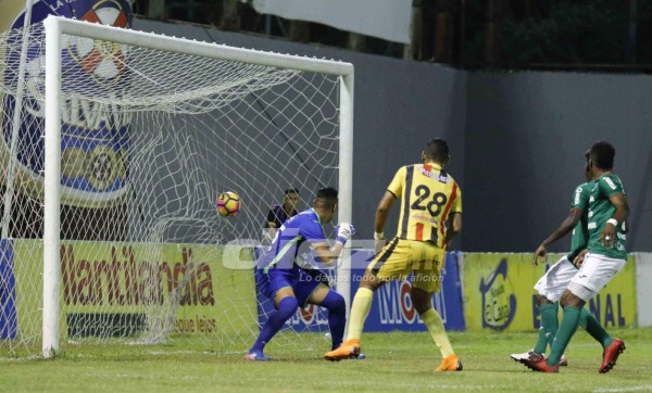 EN FOTOS: La chilena de Mario, la inexplicable expulsión de Pineda y el golazo de Jhow