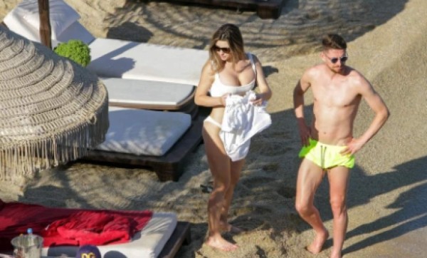 Jorginho, campeón de la Eurocopa y sus picantes vacaciones junto Catherine Harding; el descuido de la novia en la playa