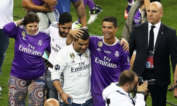 Cardiff (United Kingdom), 03/06/2017.- Real Madrid's Cristiano Ronaldo (C-R) celebrates after the UEFA Champions League final between Juventus FC and Real Madrid at the National Stadium of Wales in Cardiff, Britain, 03 June 2017. Real Madrid won 4-1. (Liga de Campeones) EFE/EPA/GEOFF CADDICK