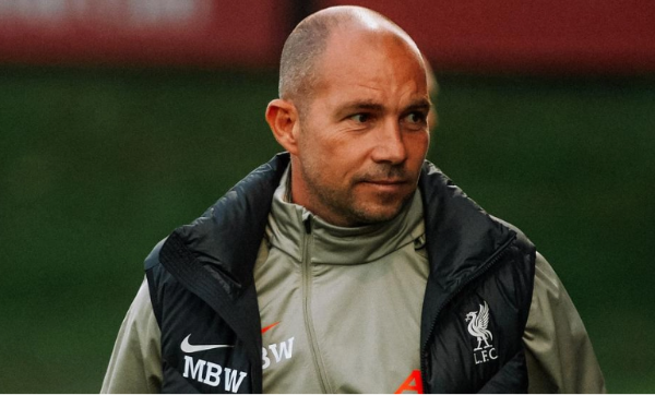 El inglés Marc Bridge-Wilkinson dirige a Keyrol Figueroa en el U-18 del Liverpool.