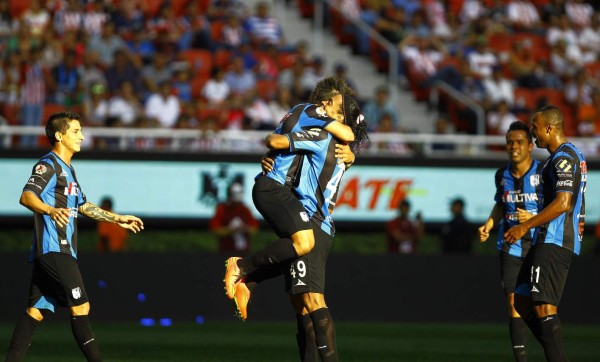Ronaldinho anota su primer gol con Querétaro