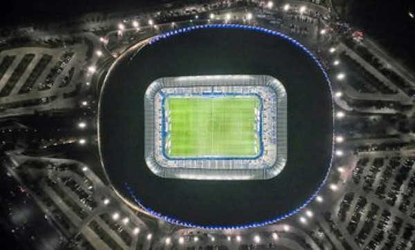 Espectacular recibimiento a Rayados, exDT del Real España homenajeado en el BBVA Bancomer