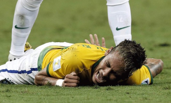 La trágica lesión de Neymar en imágenes.