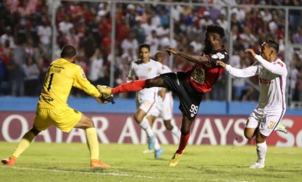 Edrick Menjívar intenta bloquear un disparo del delantero panameño Freddy Góndola.