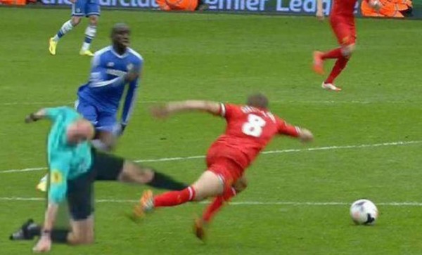 ¡Lluvia de memes! Patada de árbitro a jugador en Francia genera imagenes para morir de la risa