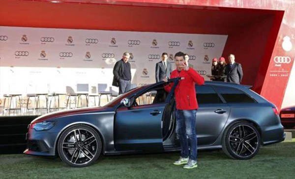 Cristiano Ronaldo presume de sus autos en Instagram