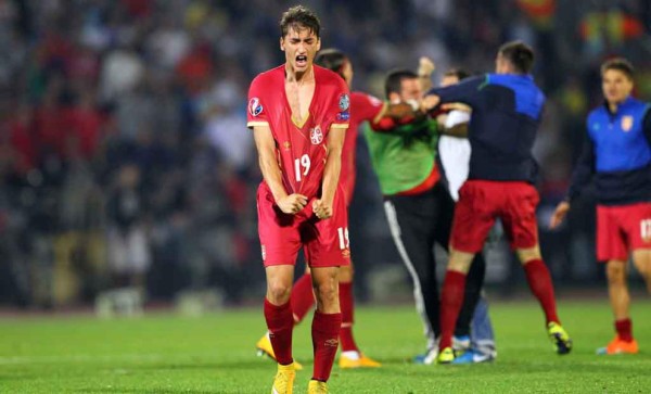 Incidentes y caos en el encuentro entre Serbia-Albania