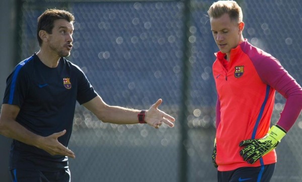 Sant Joan Despi 27 08 2016 Deportes Ter Stegen atento a las explicaciones de Juan Carlos Unzue durante el entrenamiento del Barca en la ciutat esportiva de Sant Joan Despi Fotografia de Jordi Cotrina