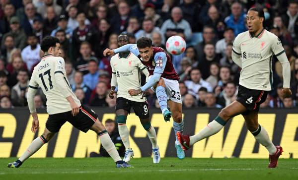 Liverpool sufre para vencer al Aston Villa y alcanza al Manchester City en el liderato de la Premier League