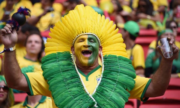 Ambiente en partido de Camerún y Brasil.