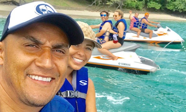 Keylor Navas disfruta del mar costarricense en sus vacaciones.