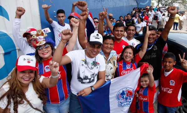 Locura por boletos de la Gran Final en afueras del estadio Nacional