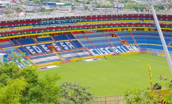 En México destacan las malas condiciones del terreno de juego del estadio Cuscatlán