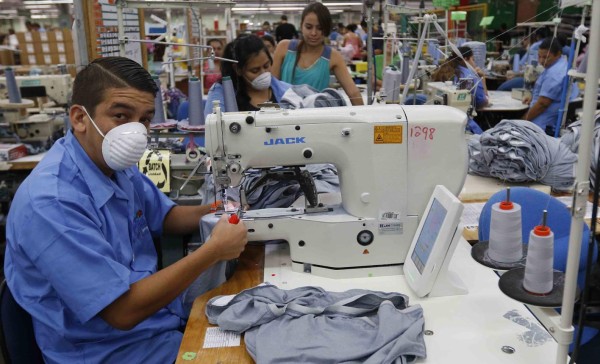 Hace dos años David comenzó a trabajar como operario en Confecciones Dos Caminos, en Villanueva.