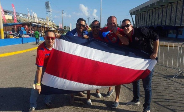 Cerca de 1500 ticos están el estadio Nacional de Kingston