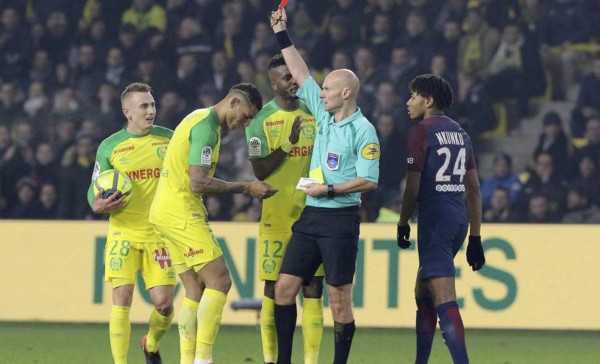 El árbitro galo que dio la patada a un jugador, suspendido hasta nueva orden