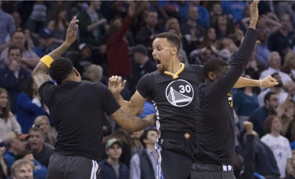 ¡Bestial! Stephen Curry igualó récord de triples en un juego de la NBA