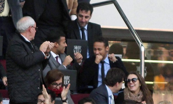 Neymar y Rafinha apoyaron al Barcelona desde el palco del Camp Nou