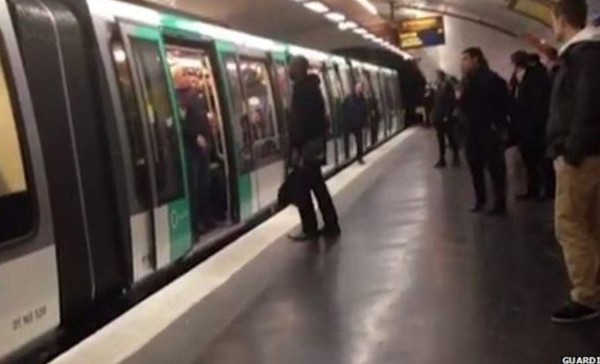 Aficionados del Chelsea no dejaron ingresar al metro a una persona negra en París