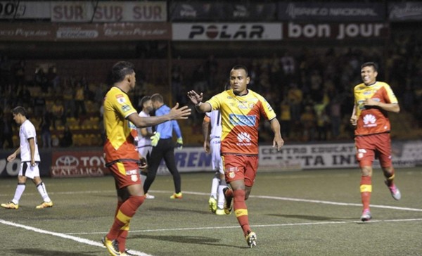 El líder Herediano alcanza 18 partidos invicto impulsado por mexicanos