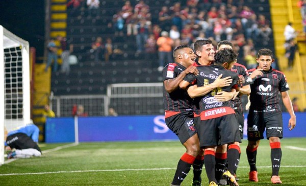 Alajuelense golea nuevamente y es líder del fútbol de Costa Rica