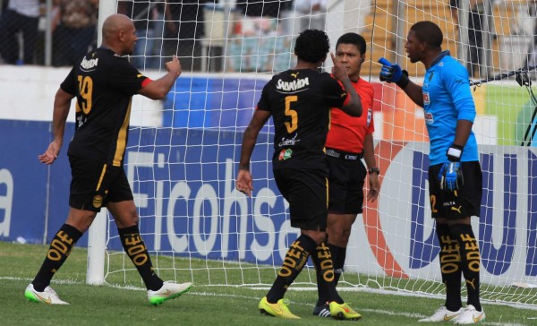 Armando Castro, el centro de la controversia en el Olimpia-Real España