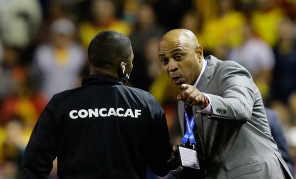 Ex mundialista tico Mauricio Wright: 'No hay que darle tanta pelota a Pinto, habla mucho'.