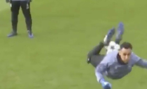 El gracioso y fallido intento de Keylor Navas de realizar el escorpión