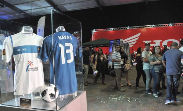 Keylor Navas estrena su película en multitudinaria proyección en Costa Rica