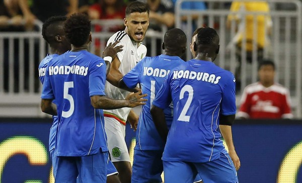 Jugadores de Honduras y México casi se van a los golpes