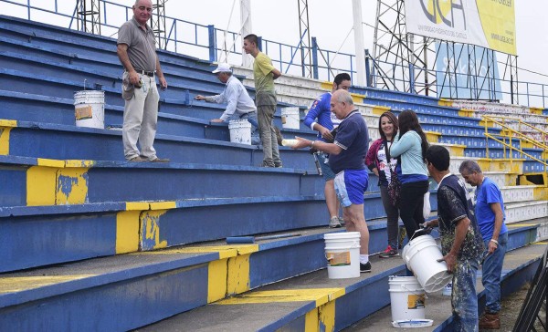Aficionados del Cartaginés colaboran en las remodelaciones del estadio 'Fello' Meza
