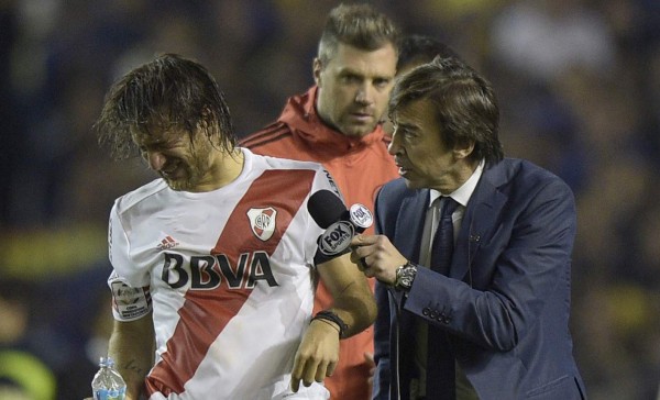 Aficionados de Boca Juniors lanzan gas pimienta a jugadores de River Plate