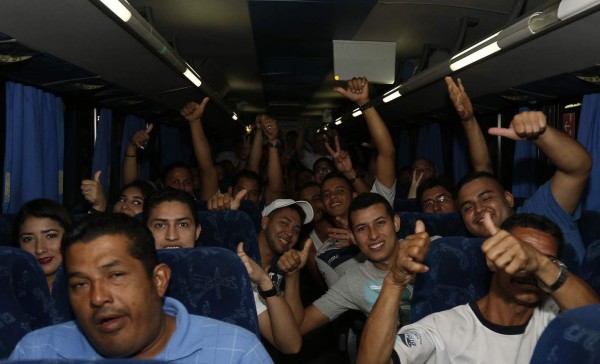 Aficionados hondureños madrugaron para viajar a El Salvador